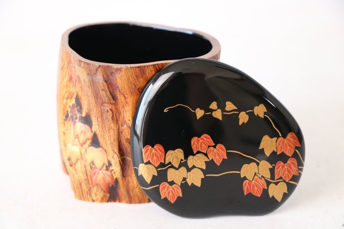 Fine Black Lacquer Natsume with Gold Ivy Maki-e — Tea Ceremony Caddy (Sold)