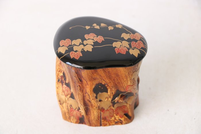 Fine Black Lacquer Natsume with Gold Ivy Maki-e — Tea Ceremony Caddy (Sold)