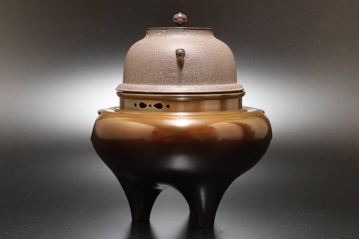 Kanaya Joun — Bronze Brazier with True-form Kettle Set (Sold)