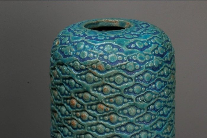 Koinuma Michio — Brilliant Turquoise Relief-Lattice Stoneware Vase — with signed tomobako (Sold)