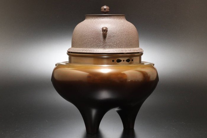 Kanaya Joun — Bronze Brazier with True-form Kettle Set (Sold)